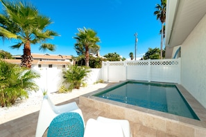 Anna Cabana A side yard with pool & seating area