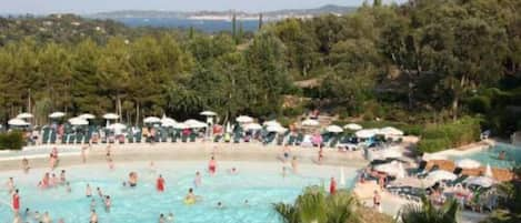 LA piscine à vagues et au loin la vue sur St Tropez