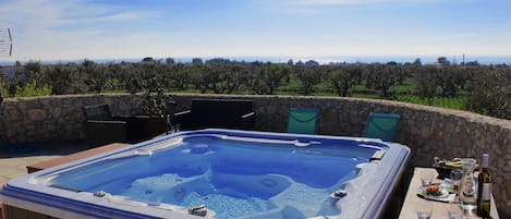 Piscina idromassaggio vista mare