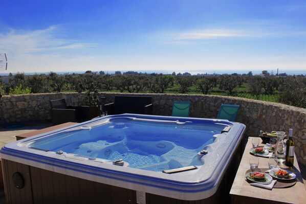 Piscina idromassaggio vista mare