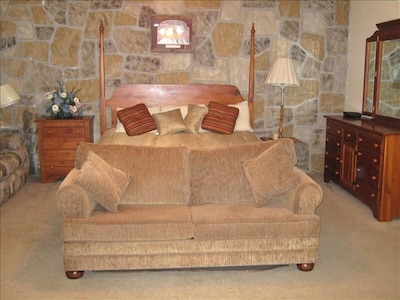 Relax in peaceful cabin Free Wi-Fi,  Jan. 17-21 special for $120. a night.