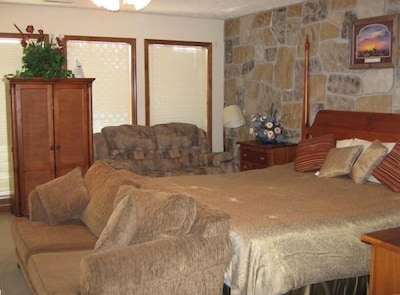 Relax in peaceful cabin Free Wi-Fi,  Jan. 17-21 special for $120. a night.