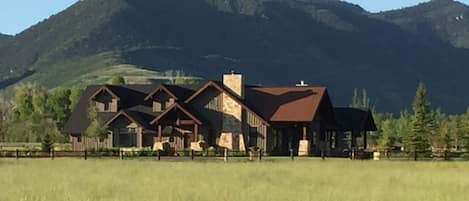  BEAUTIFUL MOUNTAIN RANCH GETAWAY.