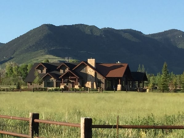  BEAUTIFUL MOUNTAIN RANCH GETAWAY.