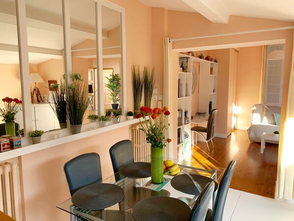 vue sur le salon de la salle à manger
