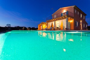 Piscina,terraza y barbacoa