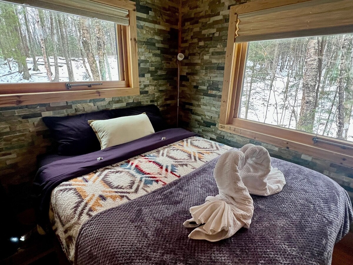 Beautiful Cabin in the Woods Near Bayfield, Next to Raspberry Bay