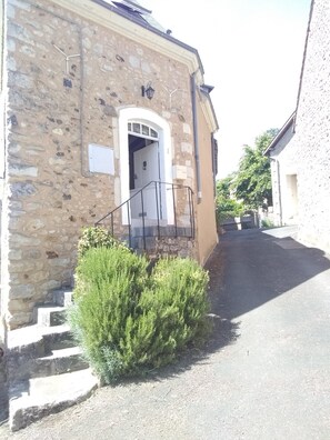 Main entrance via stone steps