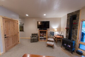 60" HD TV, cable, blue ray DVD player & propane fireplace for relaxing.