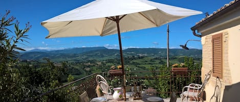 Terrazzo con vista panoramica sulle colline "Cesane" di Urbino.. 