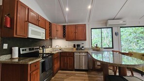 Casa Macaw Jungle Cabin w/ Private Pool & AC (1976)