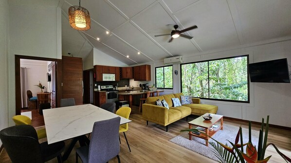 Casa Macaw Jungle Cabin w/ Private Pool & AC (1978)