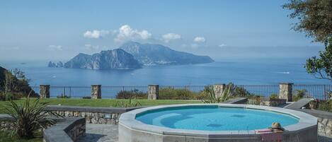 The jacuzzi pool with Capri and its Faraglioni