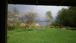 Utsikt från kök och matplatss
