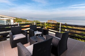 Amplia terraza de 17 m² con magníficas vistas al mar, lo que deja sin aliento!