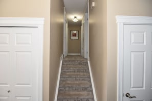 6-STEPS STAIRS FROM LIVING TO THE BEDROOMS 