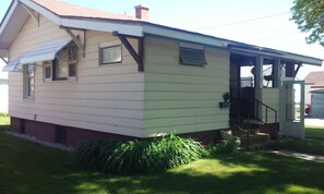 Exterior of Apartment in summer.  Everything stays cool due to the shade trees.
