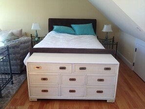 2nd floor queen bed