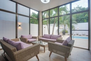 Sunroom | Free WiFi