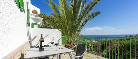 Vista a volo d'uccello,Balcone / Terrazza,Cibo e bevande,Cibo,Pasti,Bevande,Bevande alcoliche,Bevande analcoliche