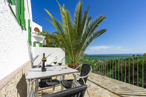 Bird's eye view,Balcony/Terrace,Food and drinks,Food,Meals,Drinks,Alcoholic drinks,Non alcoholic drinks