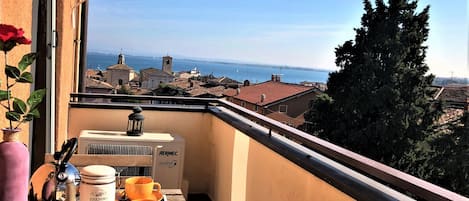 Apartment with a balcony overlooking the lake