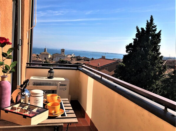 Apartment with a balcony overlooking the lake