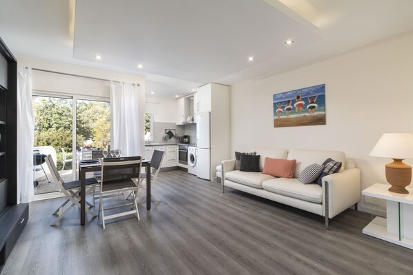 Salon/salle à manger donnant sur la terrasse
