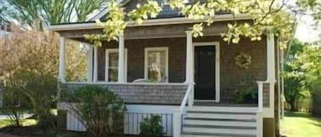 North Liberty Street home with large sunny backyard. Walk to Main St, beaches!!!