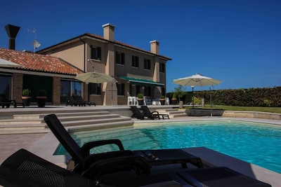 Aplicación de lujo MAISON DE CHARME. Villa rural con piscina, wifi, aire acondicionado.