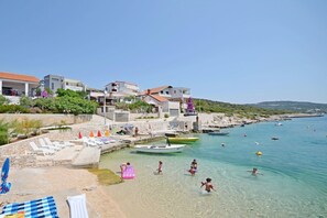 Strand vor dem Haus für Kinder geeignet