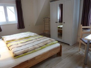 2. Schlafzimmer mit 200 x 200 Doppelbett und Sat TV