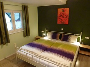 Schlafzimmer mit genug Platz für Zustellbett