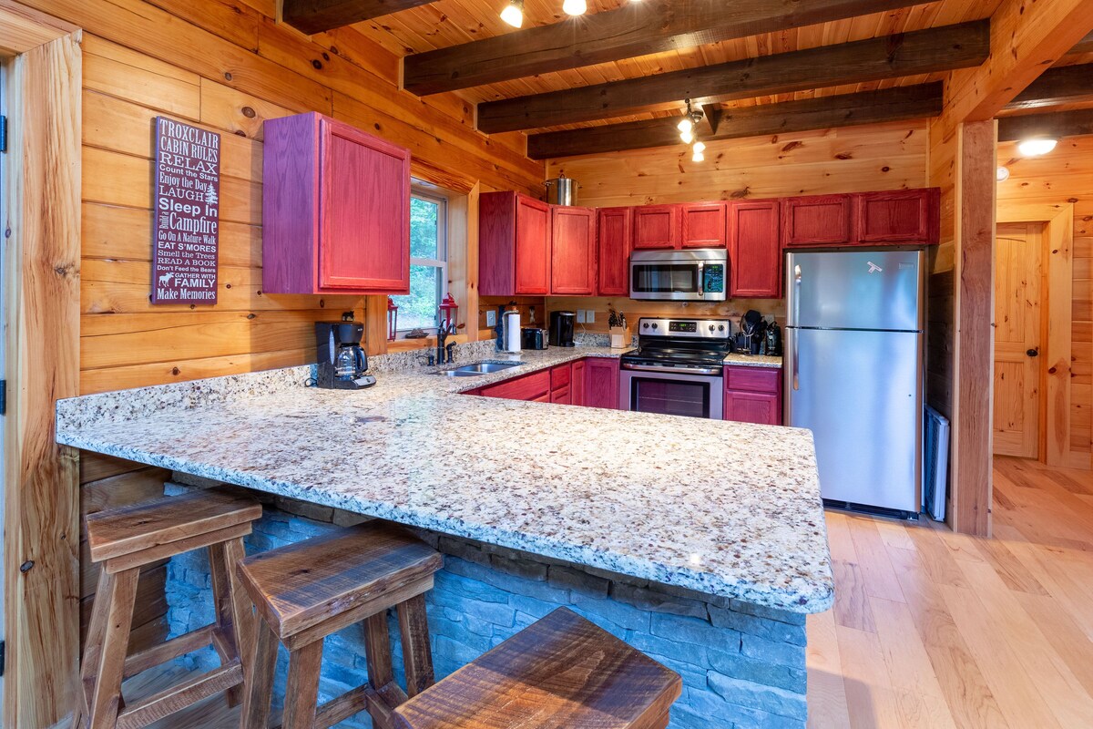 Waterfall Hideaway-Spacious Streamside Cabin in Lake Community w/Hot Tub & Kayak!