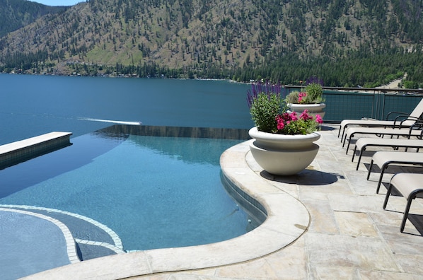 Zero Edge Infinity Pool...inviting