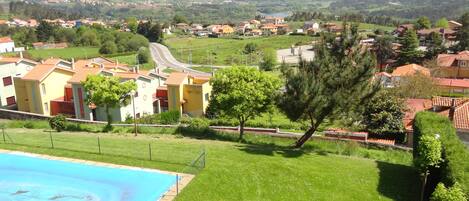 Piscina y jardín comunitario 