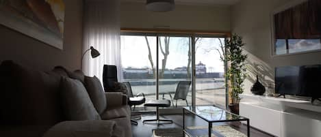 Sala de estar com varanda / Living room with a balcony