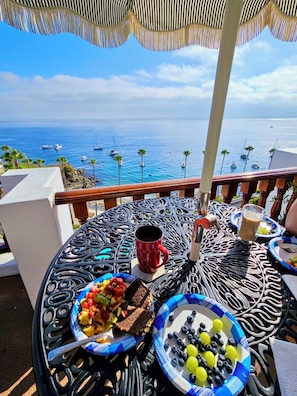 Enjoy coffee and breakfast