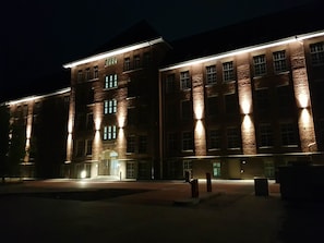 Fassade der Unterkunft – Abend/Nacht