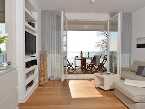 Blick in den Wohnbereich und Balkon