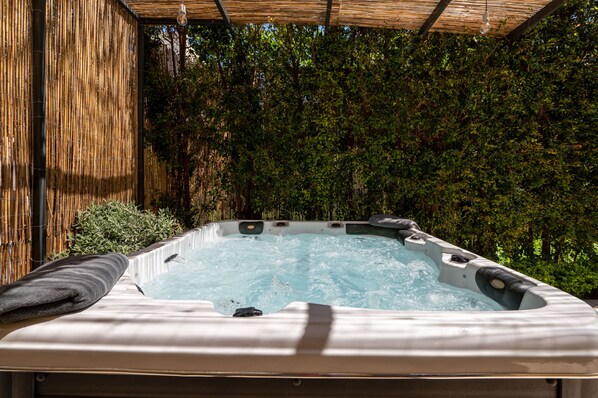 Outdoor spa tub