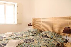 Room with 2 single beds