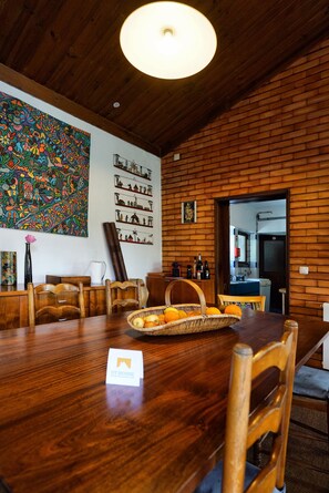 Indoor dining area at Casa da Rampa in Galamares-Sintra