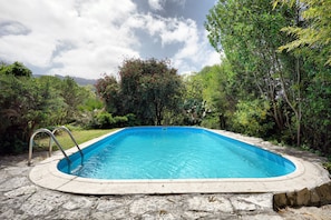 Private swimming pool in Galamares, Sintra by GT House