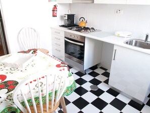 Fully equipped independent kitchen with small dining table