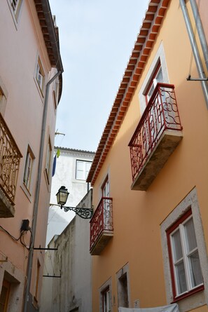 Typische Fassade von Lissabon in der Gegend von Castelo de São Jorge