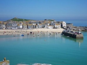 St Ives is only a 8 minute train ride away from Daisy Cottage - fantastic links