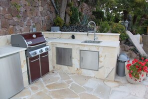 Outdoor Kitchen