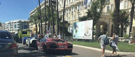 La rue de l’appartement débouche ici sur La Croisette, devant le Carlton Palace