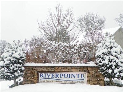 River Pointe Chalet: Hot Tub, WiFi, Family Friendly, Great Location